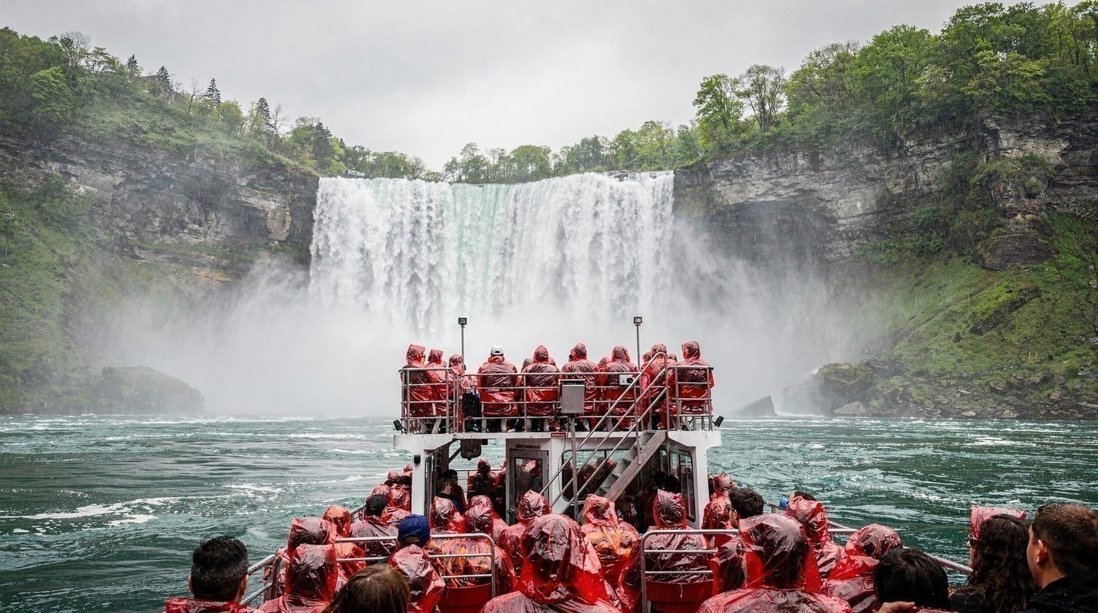 Niagara City Cruises: the Canadian boat tour to the Horseshoe Falls