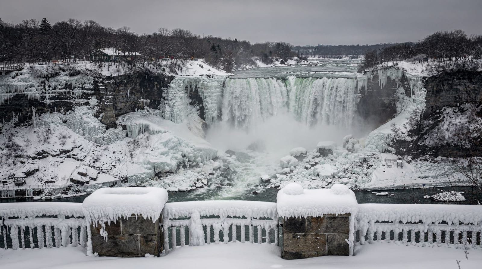 Saison des croisières et alternatives en hiver aux chutes du Niagara