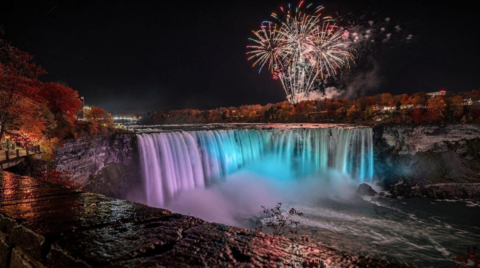 Feux d'artifice au-dessus des chutes du Niagara