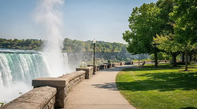 Free viewpoints on the Canadian side of Niagara Falls
