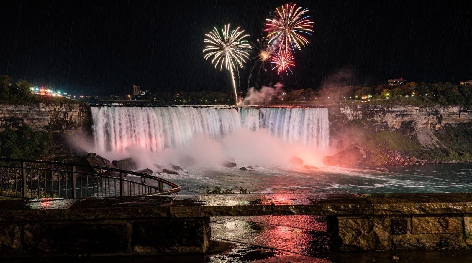 Illumination des chutes du Niagara : le spectacle lumineux nocturne expliqué