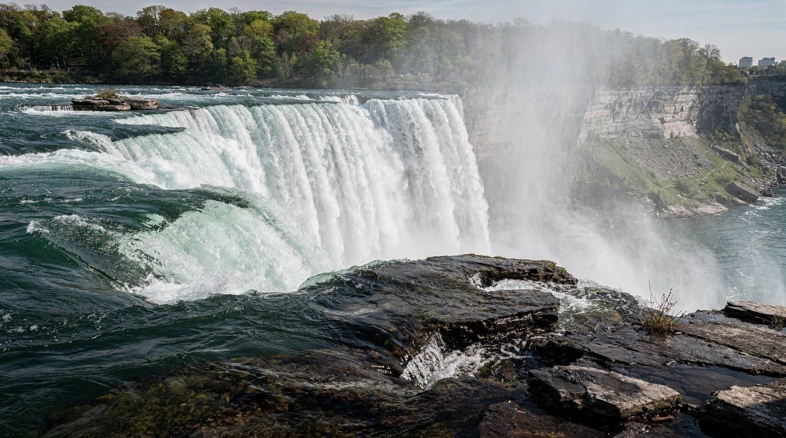 Maid of the Mist frente a Niagara City Cruises