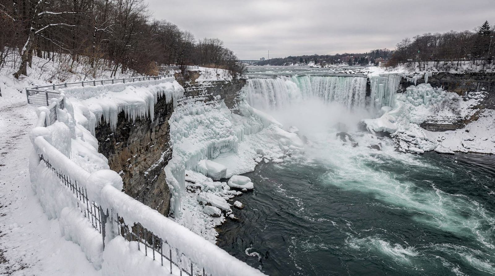 Formations de glace aux chutes du Niagara : ce qui gèle vraiment