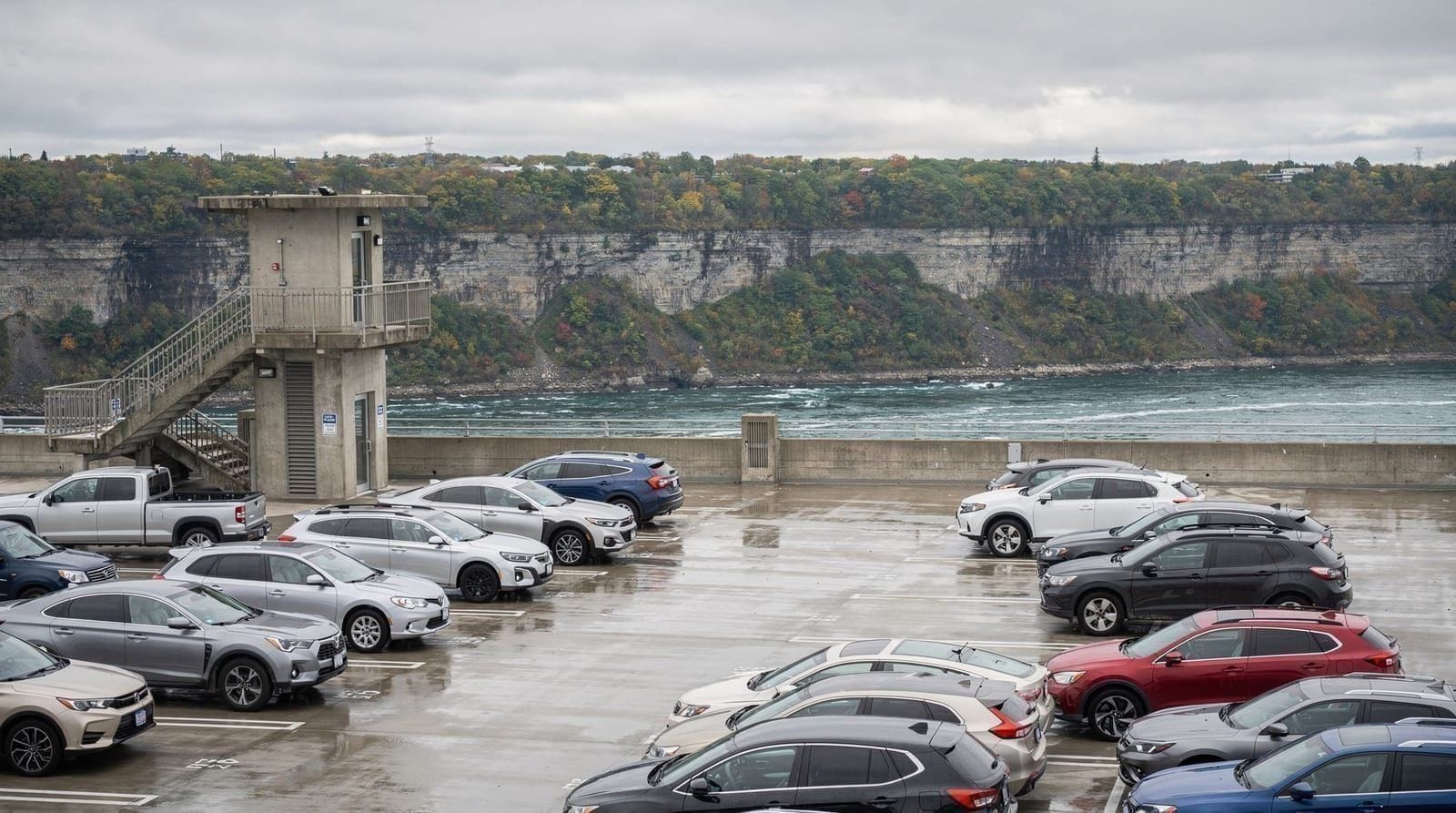 Se garer côté canadien des chutes du Niagara