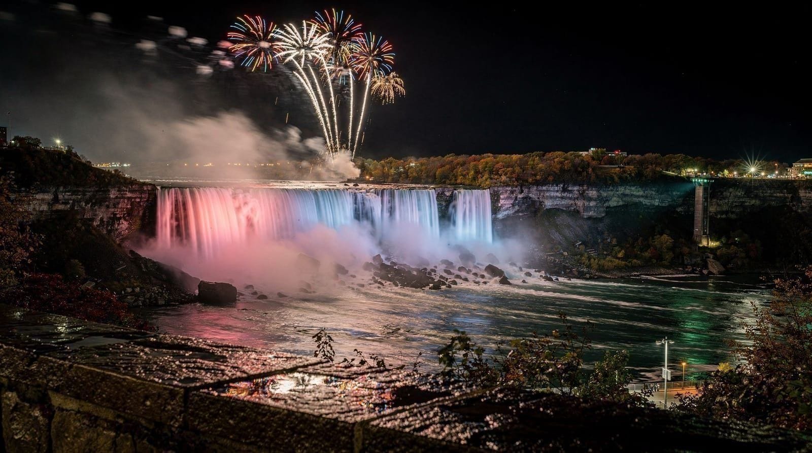Photographier l'illumination et le feu d'artifice des chutes du Niagara