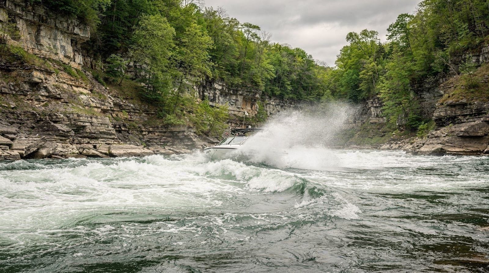 Excursions en jet boat au Tourbillon : deux points de départ, une seule rivière