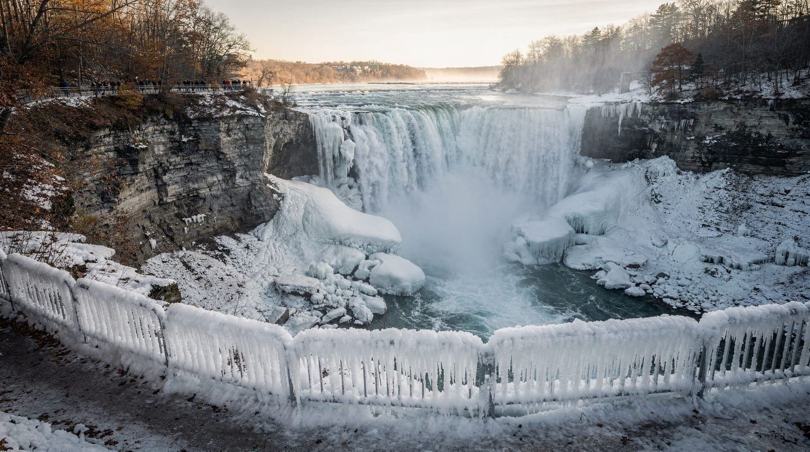 Les chutes du Niagara en hiver : ce qui reste ouvert, ce qui ferme, et le prix