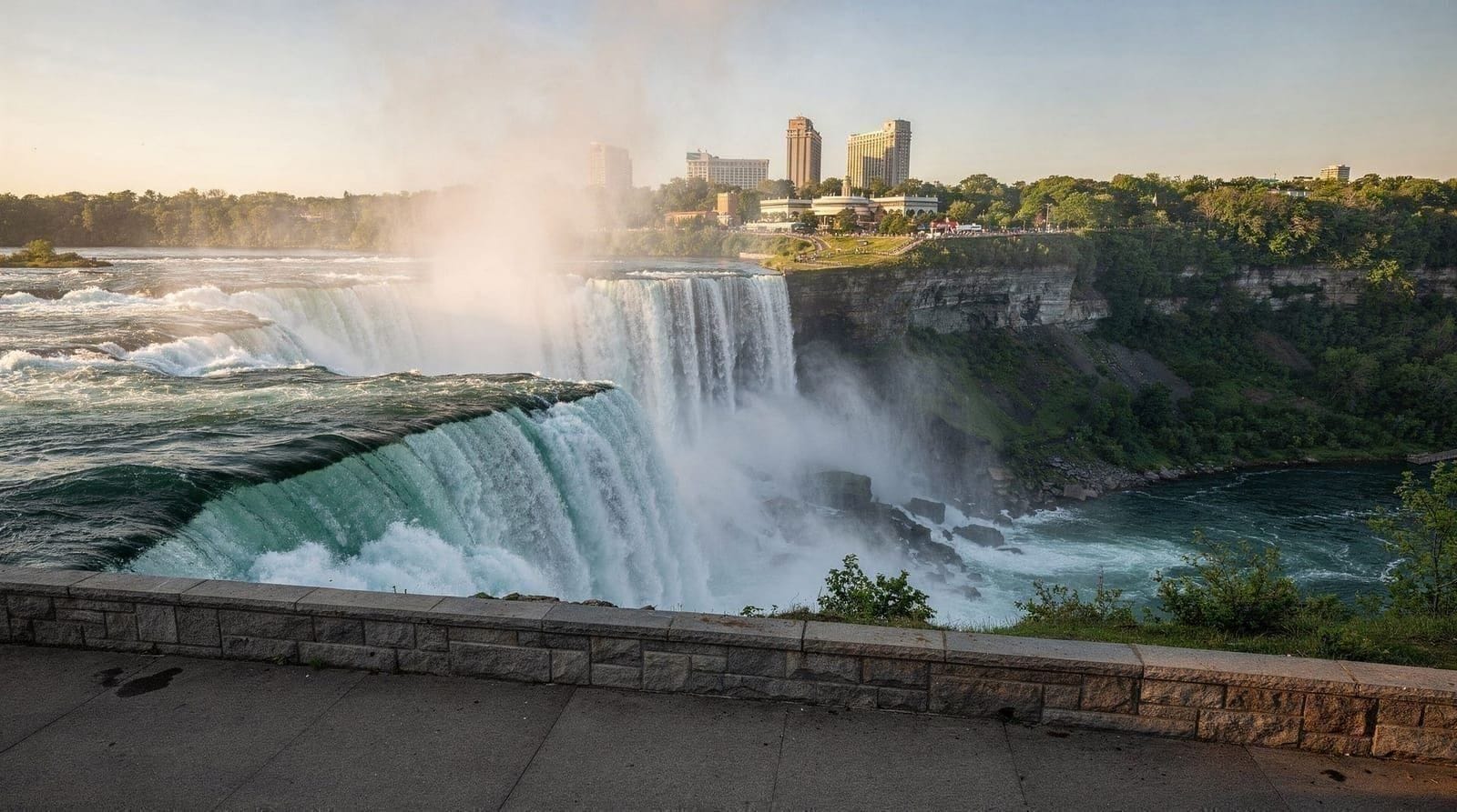 Horseshoe Falls y American Falls al atardecer, vistas desde Niagara Parkway.